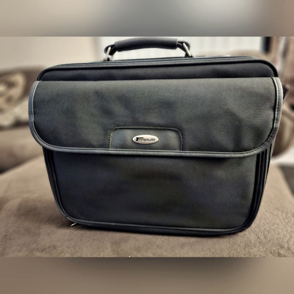 Targus Model ONP1-04 Black Polyester, Three Separate Compartment, Laptop Case